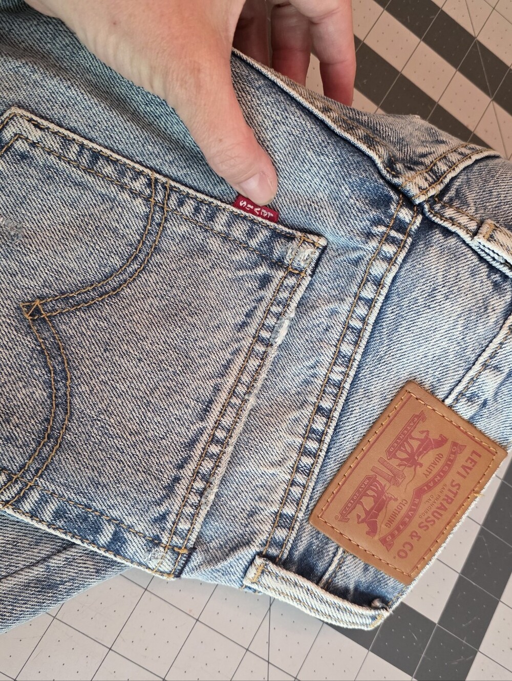 Levis 501 Cigarette Jeans Womens 24 00 Button Fly Rigid Frayed Cropped Ankle - Picture 11 of 15